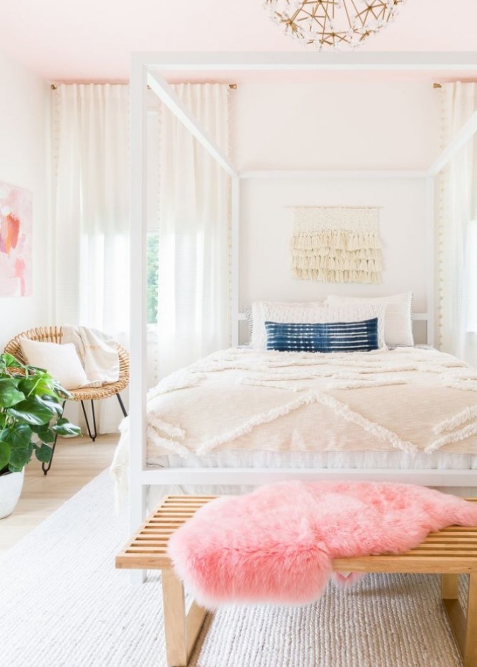 لمسة من الفرو الوردي ليضفي طاقة إيجابية على غرفة النوم