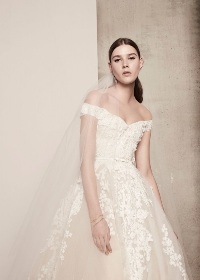 فستان من ايلي صعب من التول