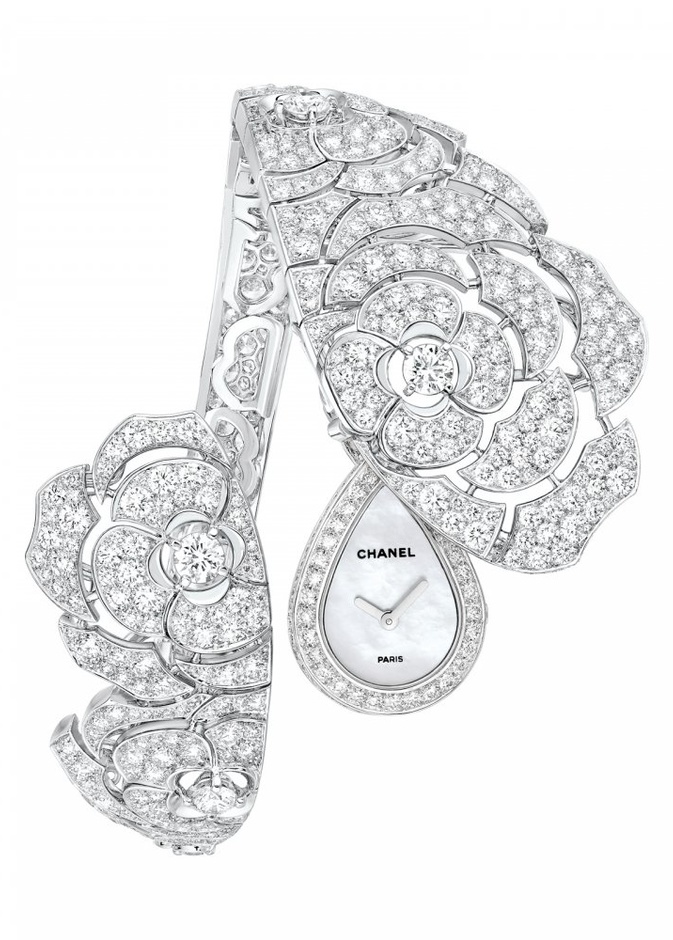 ساعة من شانيل