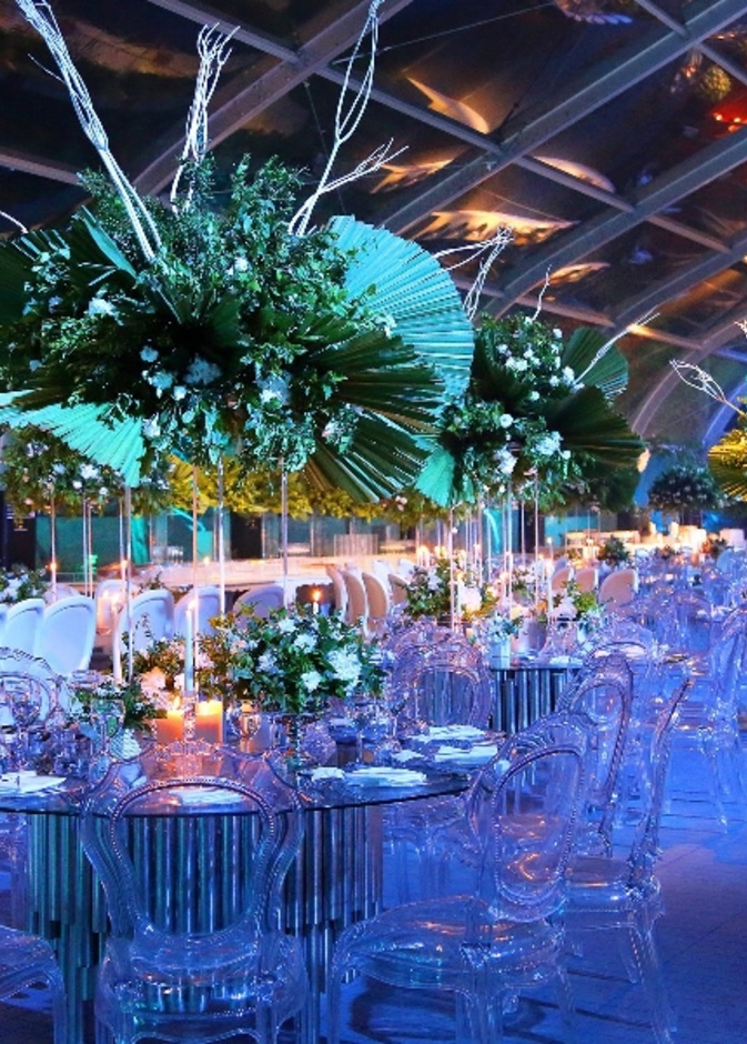 طاولات الافراح الشفافة و البلكسي من الافكار التي تلائم يوم فرحك المبهر