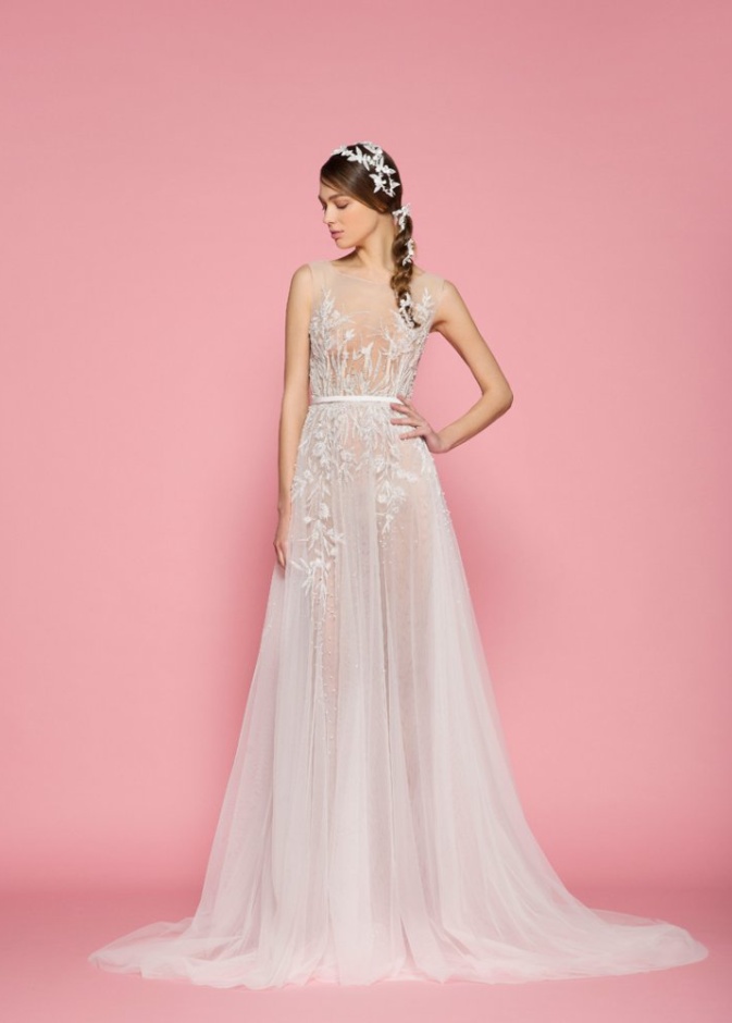 فستان من مجموعة جورج حبيقة مع الورود باللون الزهري