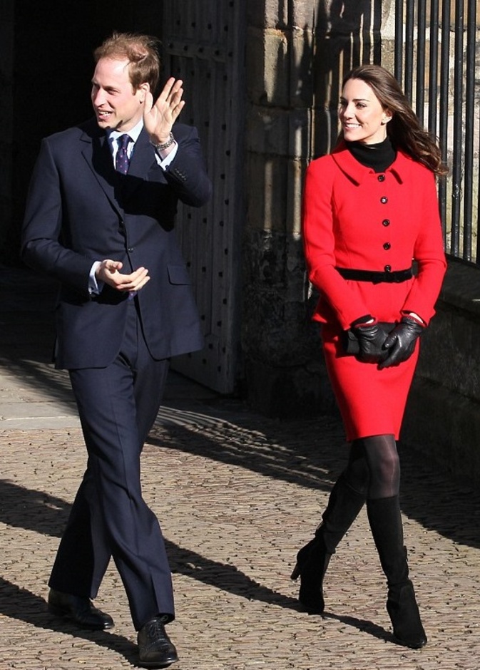 كيت ميدلتون kate Middleton ارتدت التصاميم الحمراء مع الجوارب الشتوية باللون الأسود عام 2011
