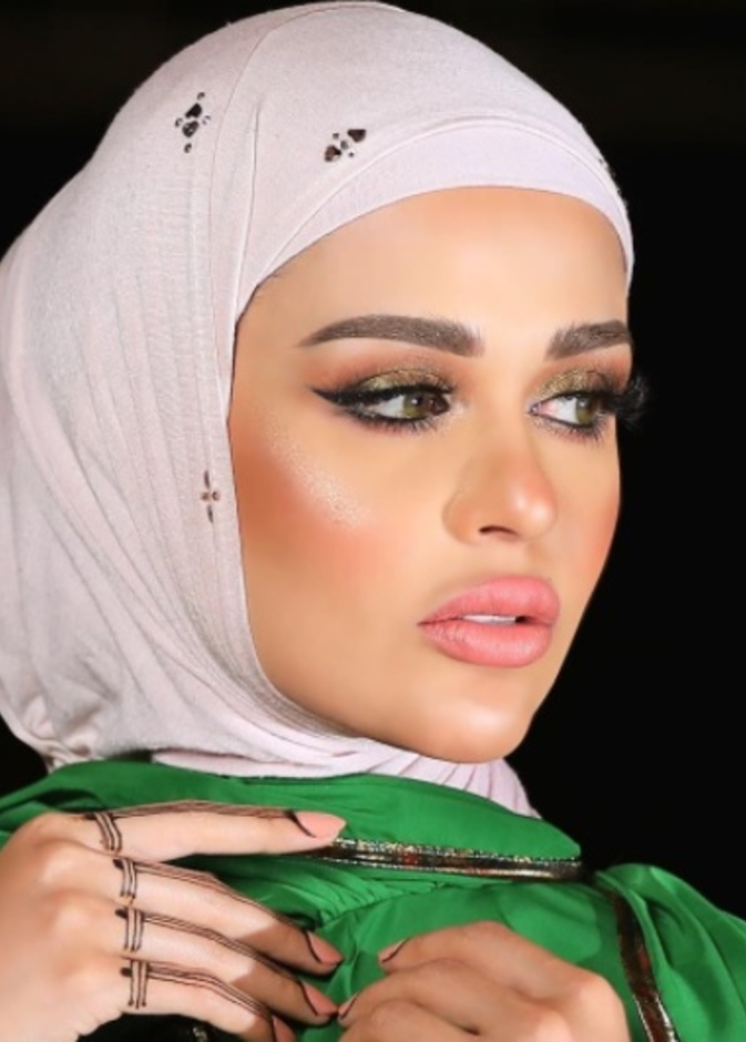 مكياج ناعم مع الآيلاينر المجنح بأسلوب مرمر