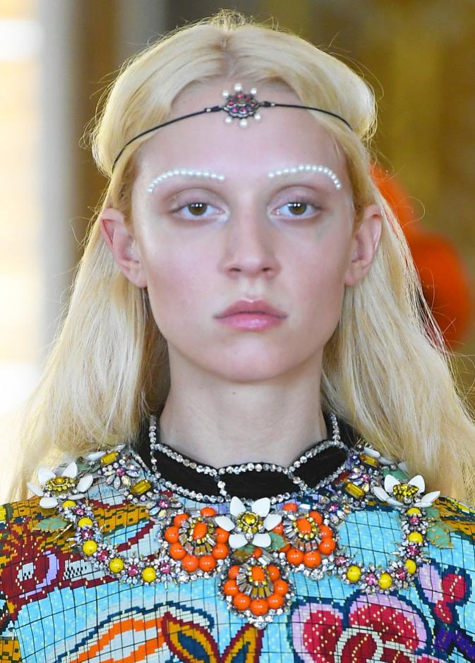 مكياج عيون بارو مع الآيلاينر المفتوح من فالنتينو Valentino