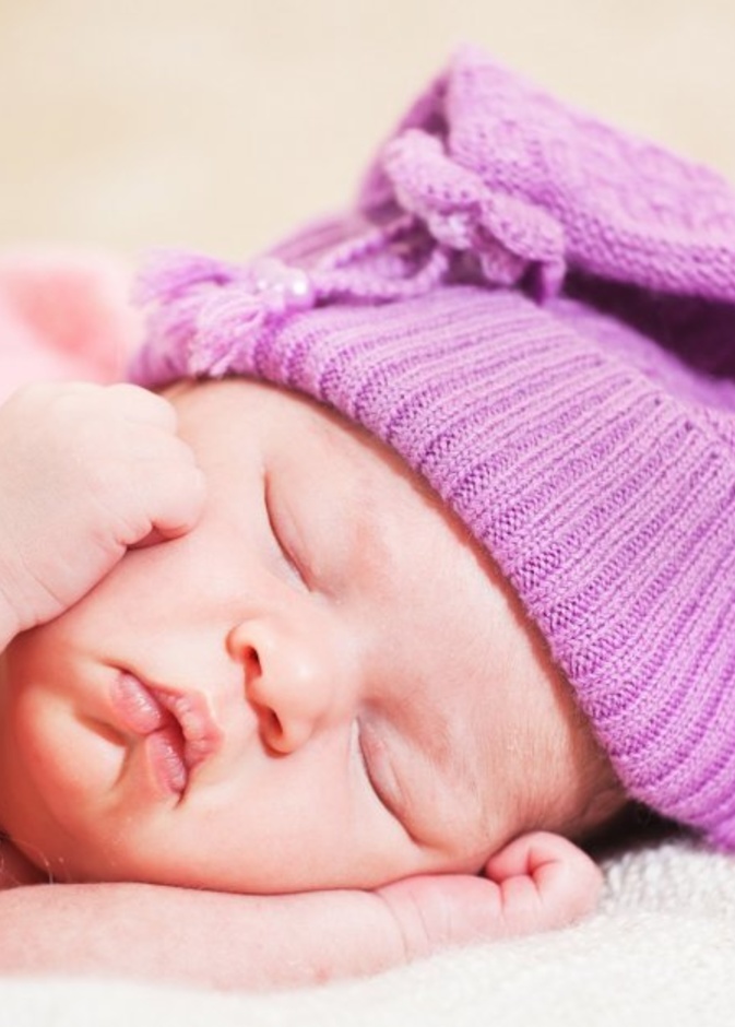 نوم الرضيع على الوسادة قد يسبب الموت المفاجئ