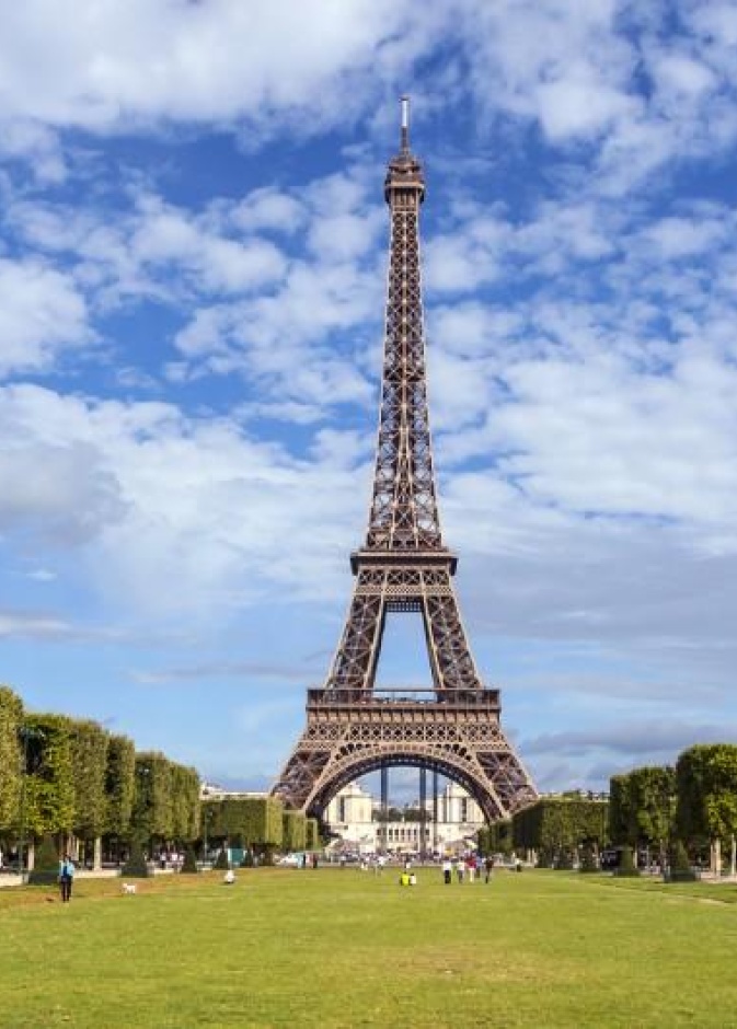 مشهد هادئ من برج ايفل لن تجده ايام الصيف