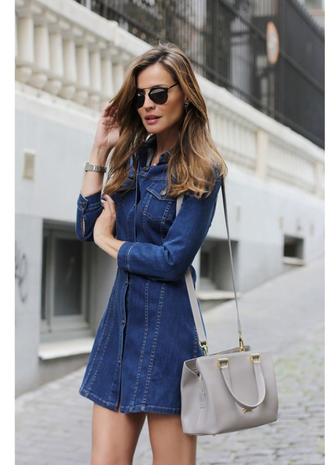 نسقي مع فستان الجينز صندل صيفي من دون كعب لاطلالة عملية ومريحة