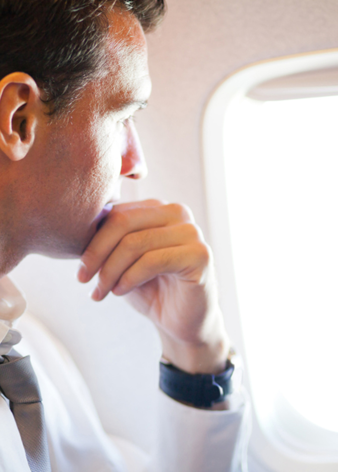 ما هو حكم إفطار المسافر على الطائرة بتوقيت بلده الأصلي 