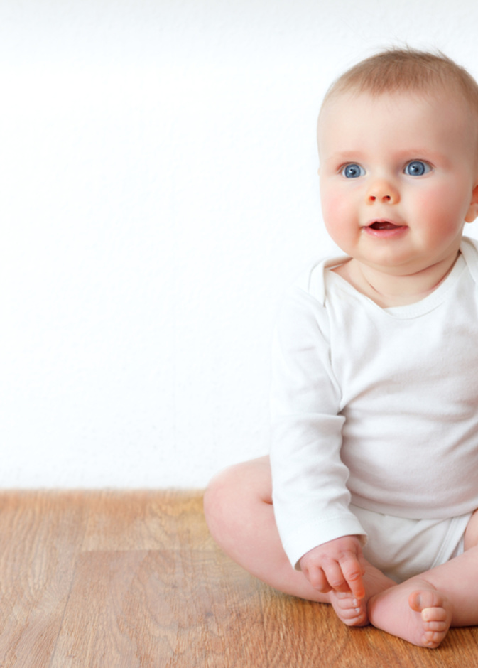 ما هي أضرار إجبار الطفل على الجلوس المبكر؟