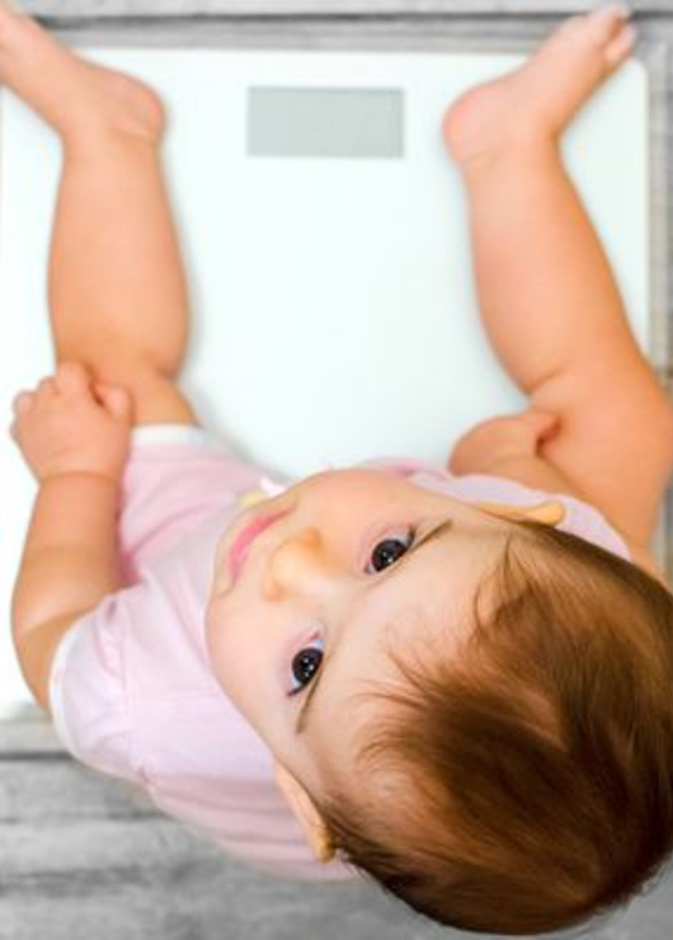 يجب أن تتأكد الأم من أن طفلها يتناول وجبات غذائية صحية