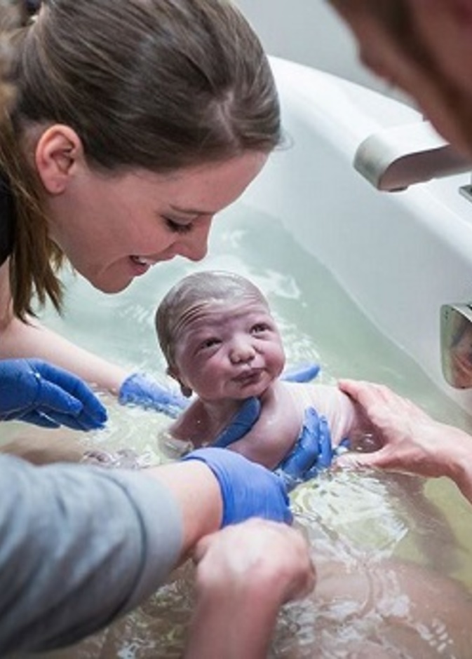 ما هي فوائد ومخاطر الولادة في الماء ؟