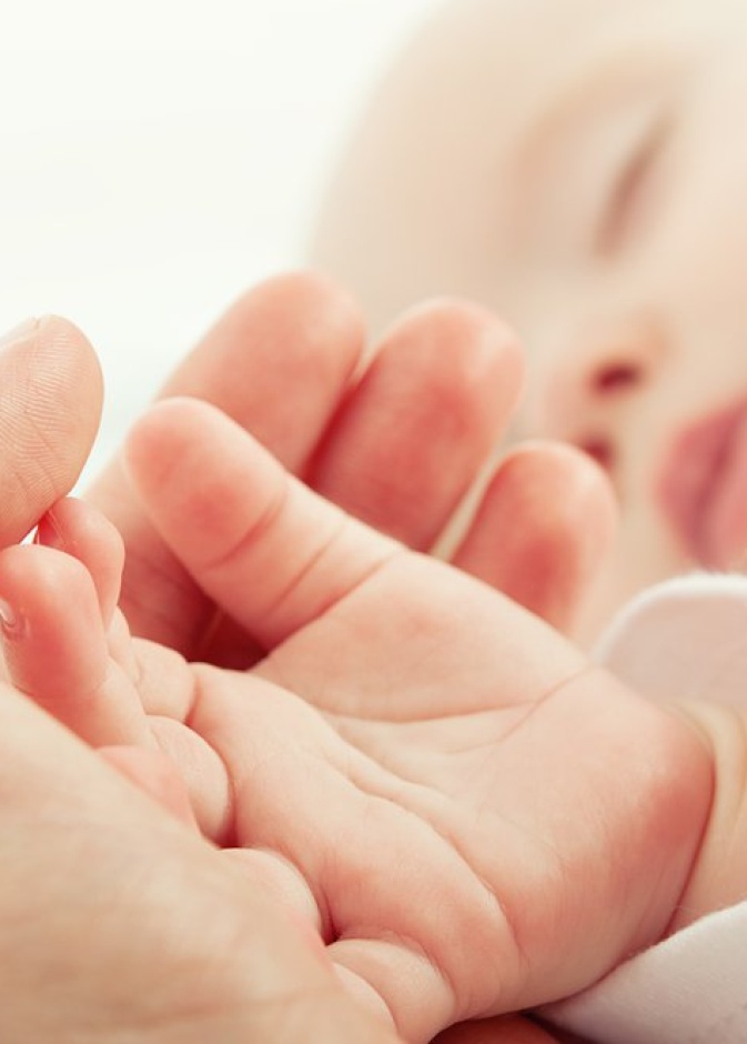 أهمية و طريقة قص اظافر الطفل 