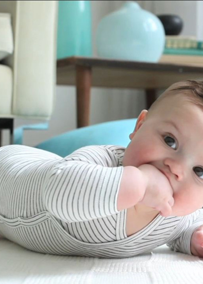 فوائد واضرار نوم الطفل على بطنه