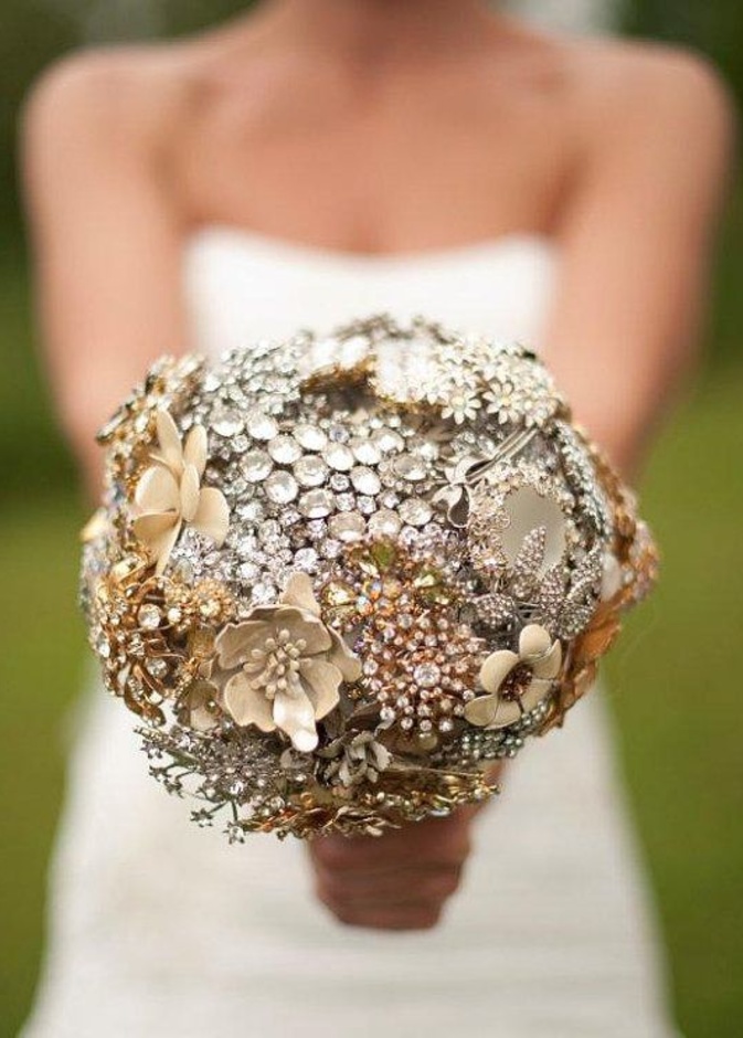 الاختلاف والتنوع في البوكية المزين بالكرستال لأنها يدوية الصنع