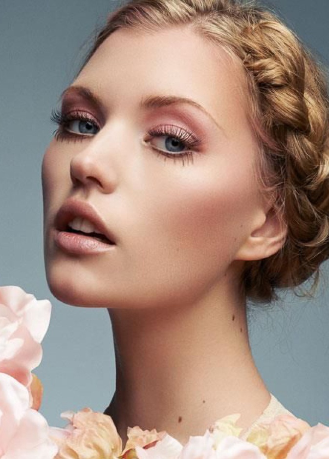 مكياج وردي فاتح وناعم