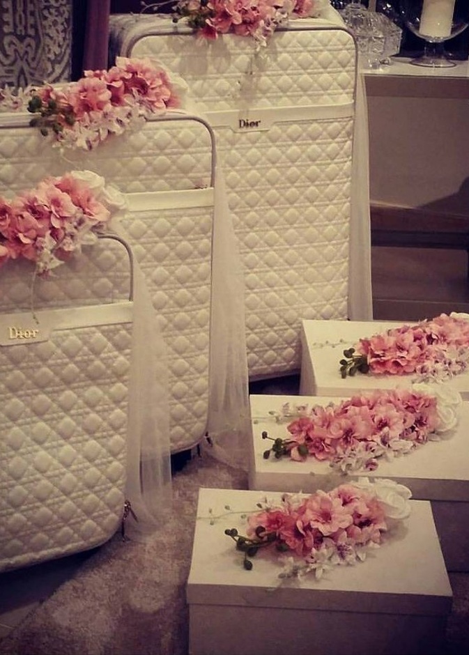 احرصي على ان يتم تعليق الملابس والفساتين بطريقة مرتبة