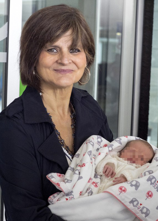 الأم ووليديها بصحة جيدة