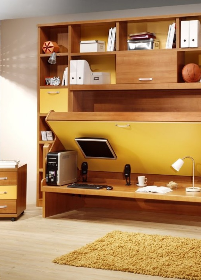 سرير يتحول إلى مكتب كمثال عن ديكورات داخلية ذكية للمساحات الصغيرة