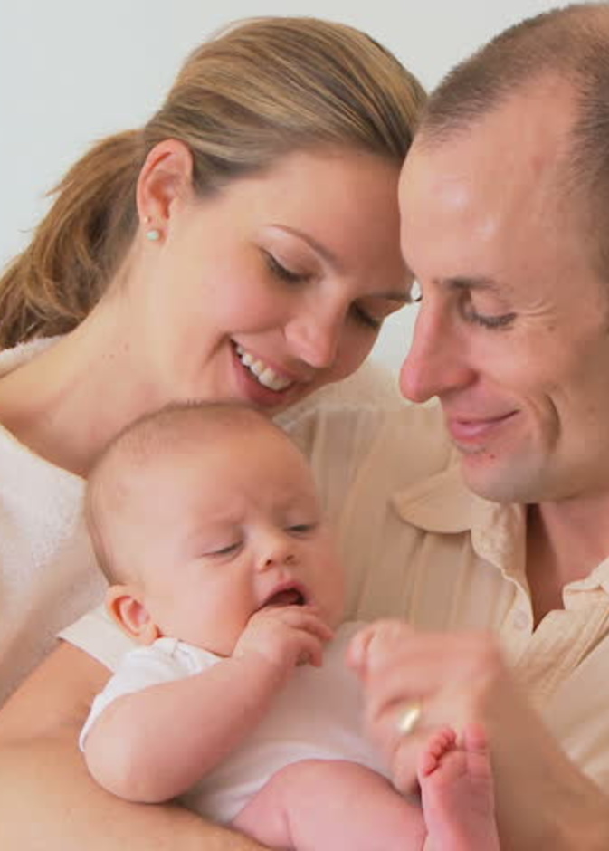 متى يتعرف الطفل على امه وابوه بعد الولادة