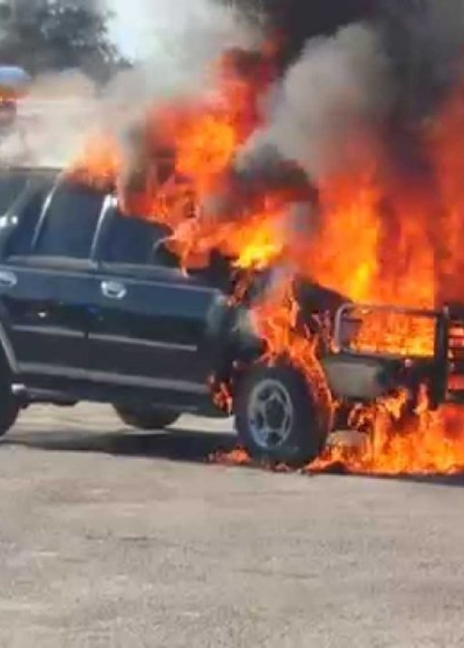 طالبان يحرقان سيارة مدير مدرستهما بجدة