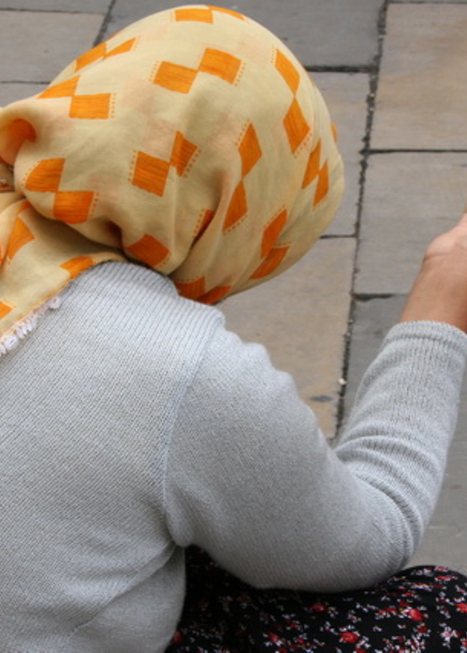 لصان يسرقان 200 ألف دولار من متسولة