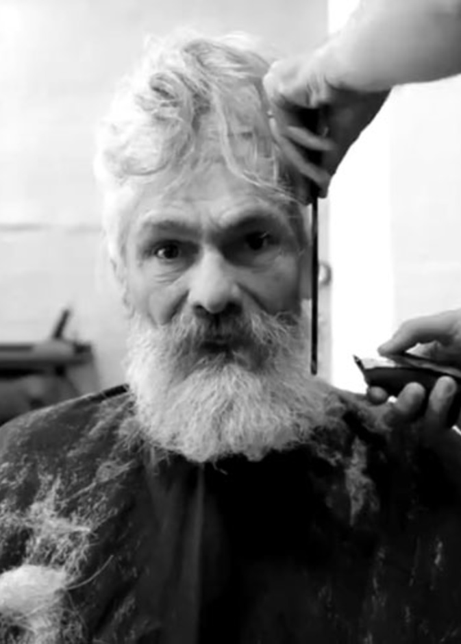 الفيديو يشرح كيف تمكّن صالون للحلاقة من تغيير حياة خوسيه أنطونيو.