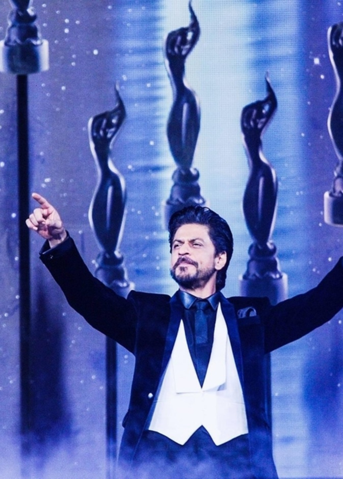 شاروخان يعتذر من الصحفيين عبر تويتر