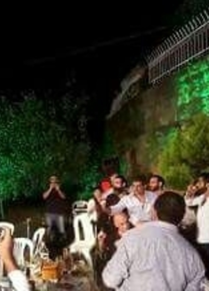 ضيف يفقد السيطرة على سلاحه ويحول العرس إلى مأتم