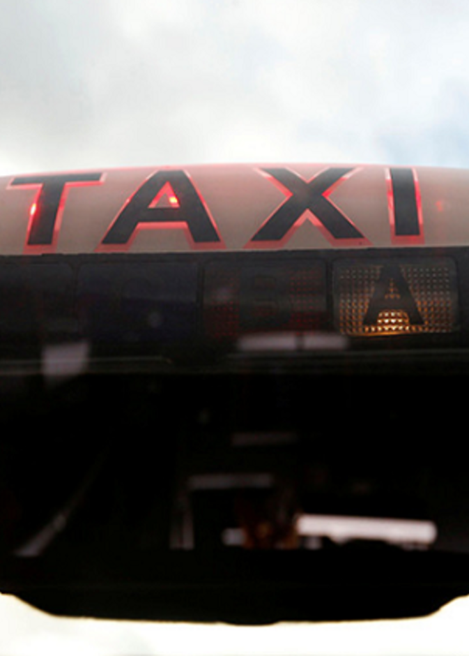 تاجر نسي ثروة كبيرة في سيارة أجرة