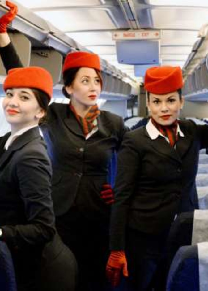 مضيفات يولدن سيدة على ارتفاع 42 ألف قدم