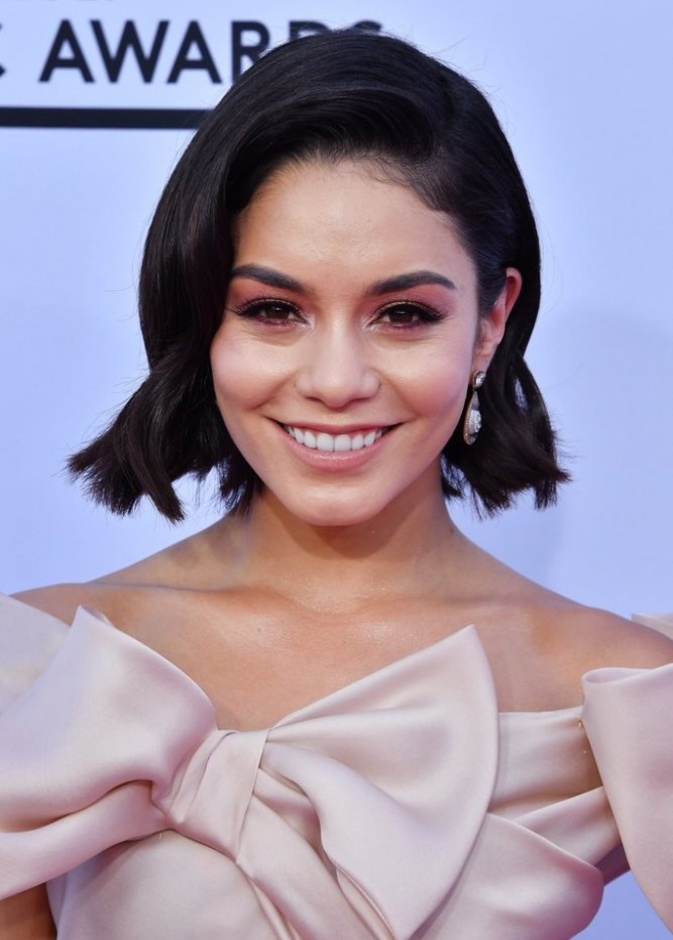 فضّلت Vanessa Hudgens تمرير الظلال البرونزية الفاتحة لجعل سحبة العين مشرقة بعيداً عن الآيلاينر