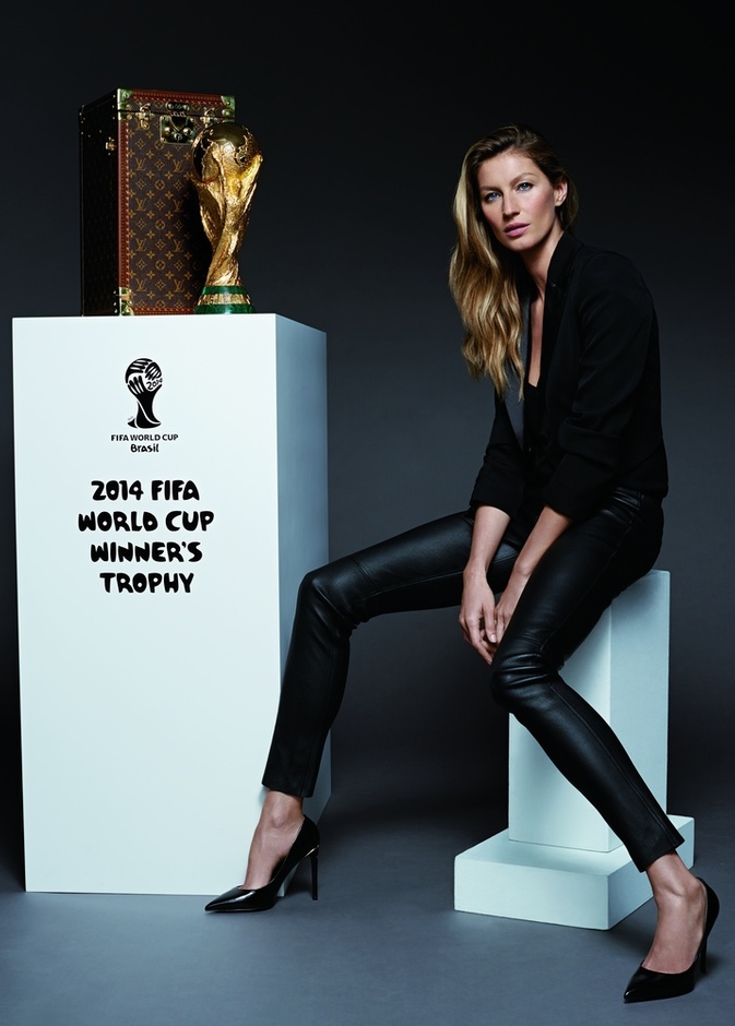 Louis Vuitton وGisele Bundchen يقدمان كأس العالم للفريق الفائز!