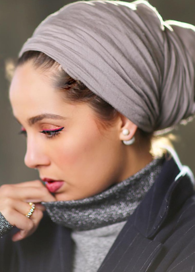 آسيا عاكف تتألق بين الآيلاينر وظلال العيون البراقة