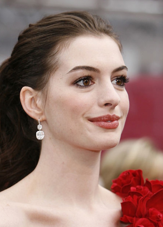 آن هاثاواي ترتدي أقراط هاري ونستون في حفل الأوسكار