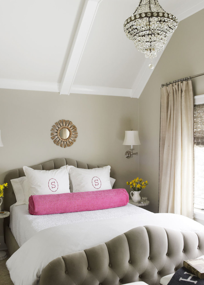 أبريق زجاجي استخدم كآنية زهور 