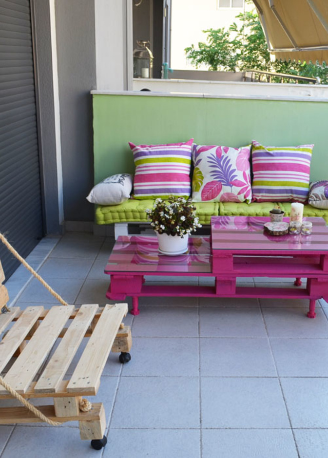 أثاث الشرفة من مادة الخشب بأبسط أشكالها 