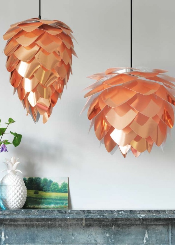 أجهزة إنارة بأحجام مختلفة من أوراق نحاسية على شكل نبات الصنوبر 