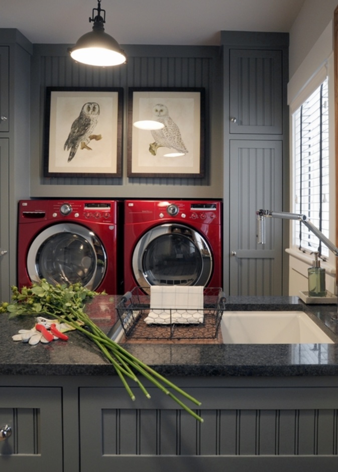 أجهزة كهربائية باللون الأحمر في المطبخ