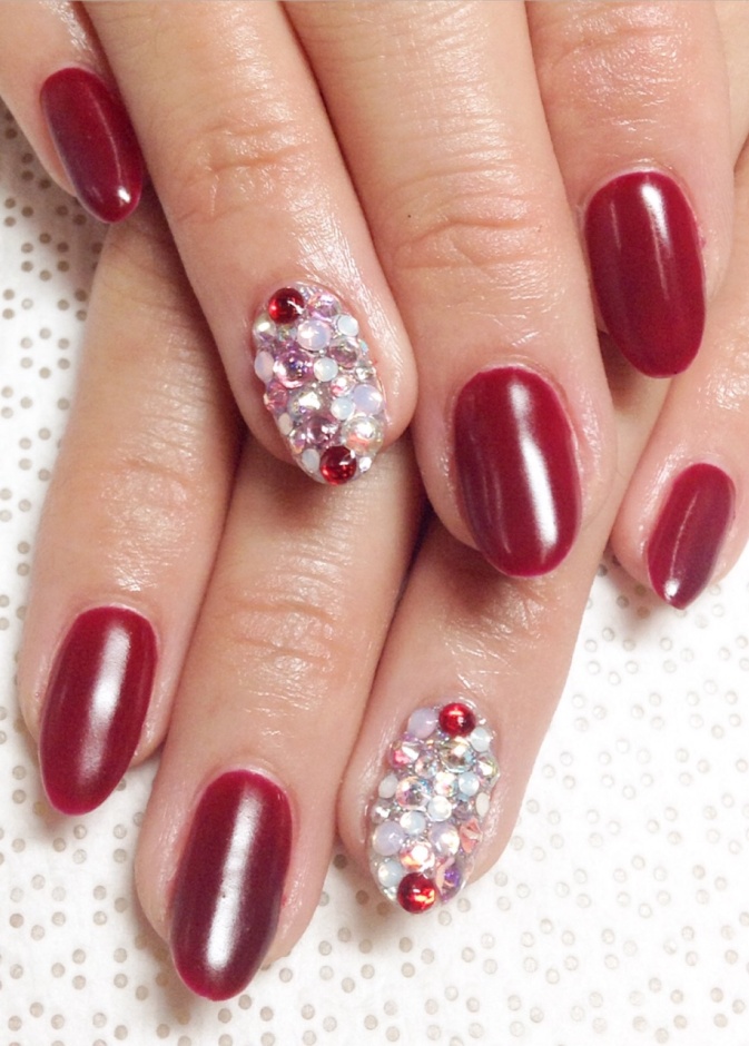 أحدث ألوان مناكير حمراء  مدموجة مع حبيبات الكريستال