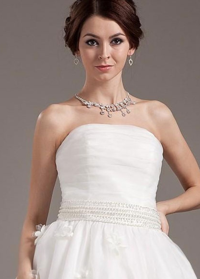 فساتين بطول الركبة مضبوطة على قوام الجسم