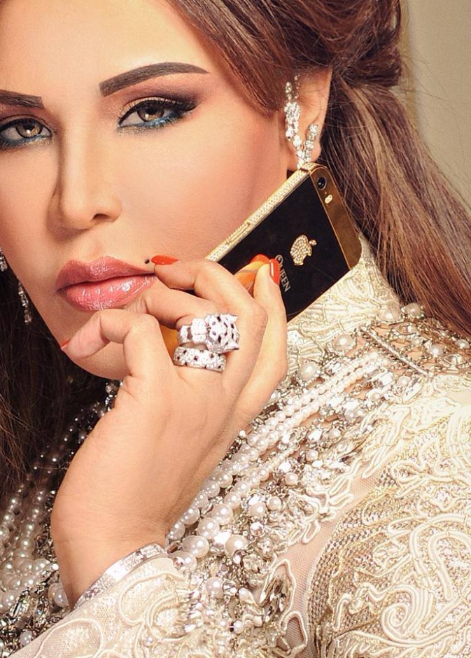  أحلام تتلقى هاتف مرصعا بالذهب