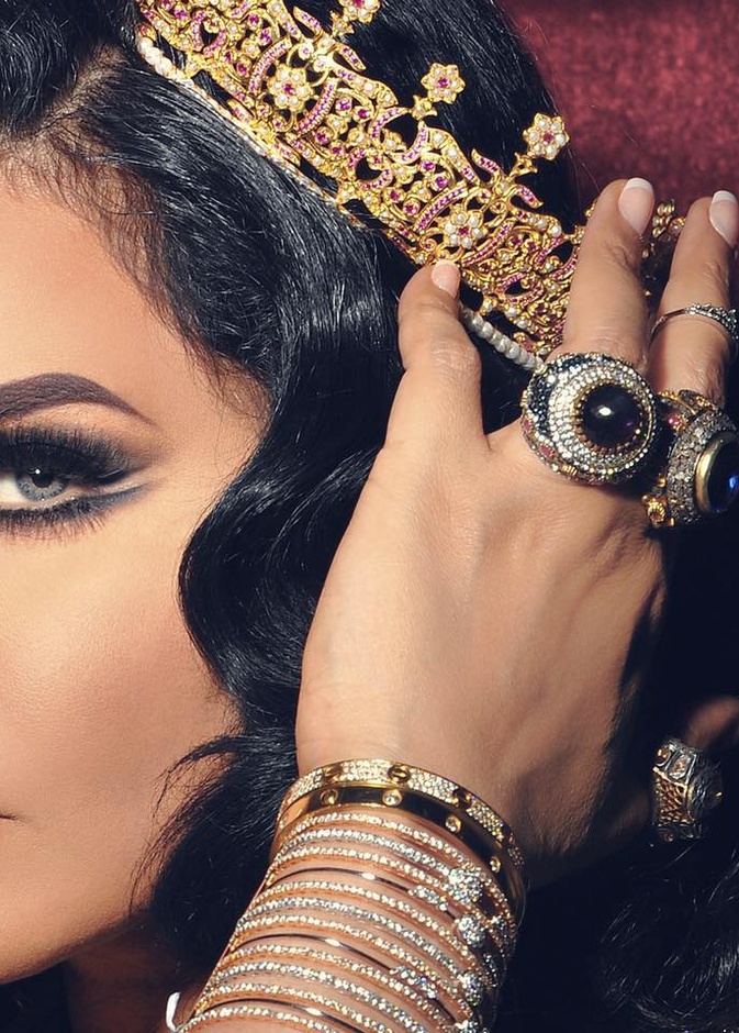 أحلام ترتدي تاج من علامة دولتشي أند غبانا