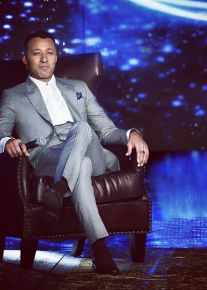 أحمد فهمي بستايل عصري بالبدلة الرمادية