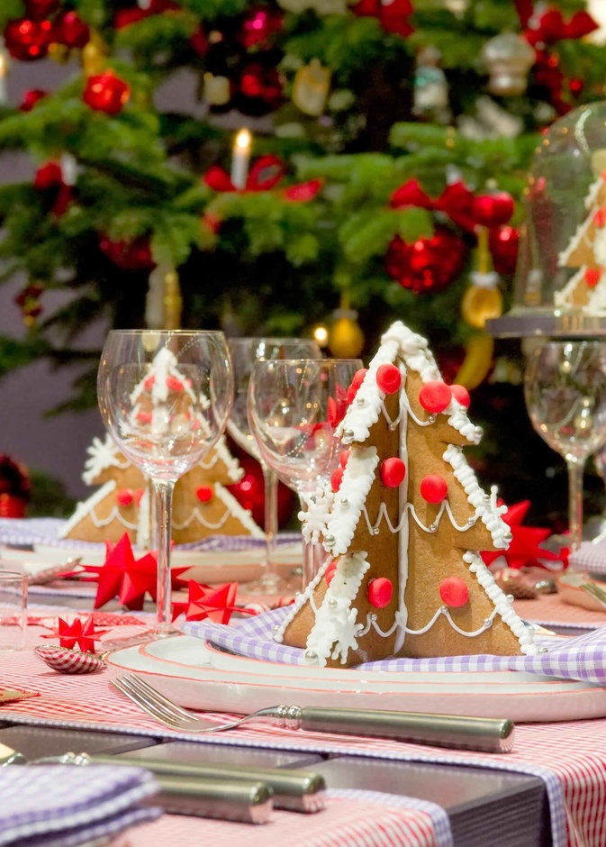 أشجار البسكويت التي تصنع في هذا الوقت من السنة تزين مائدة الطعام