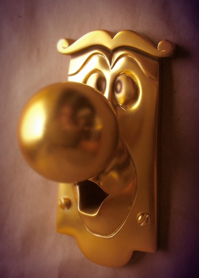  أشكال مضحكة من مقابض الأبواب