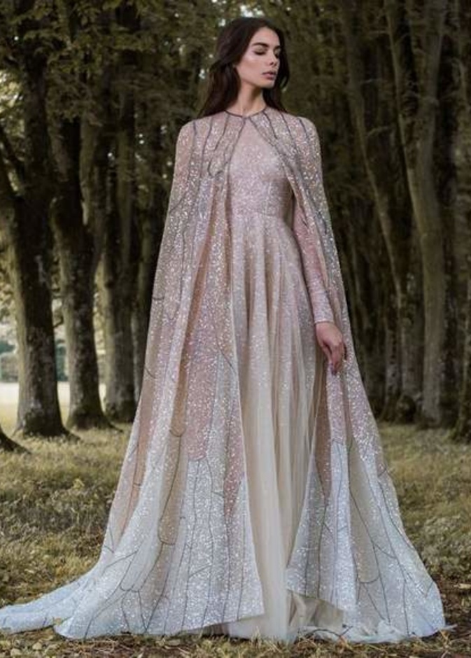 أضيفي لمسات دراماتيكية حالمة لاطلالتك في فساتين الزفاف مع الرداء