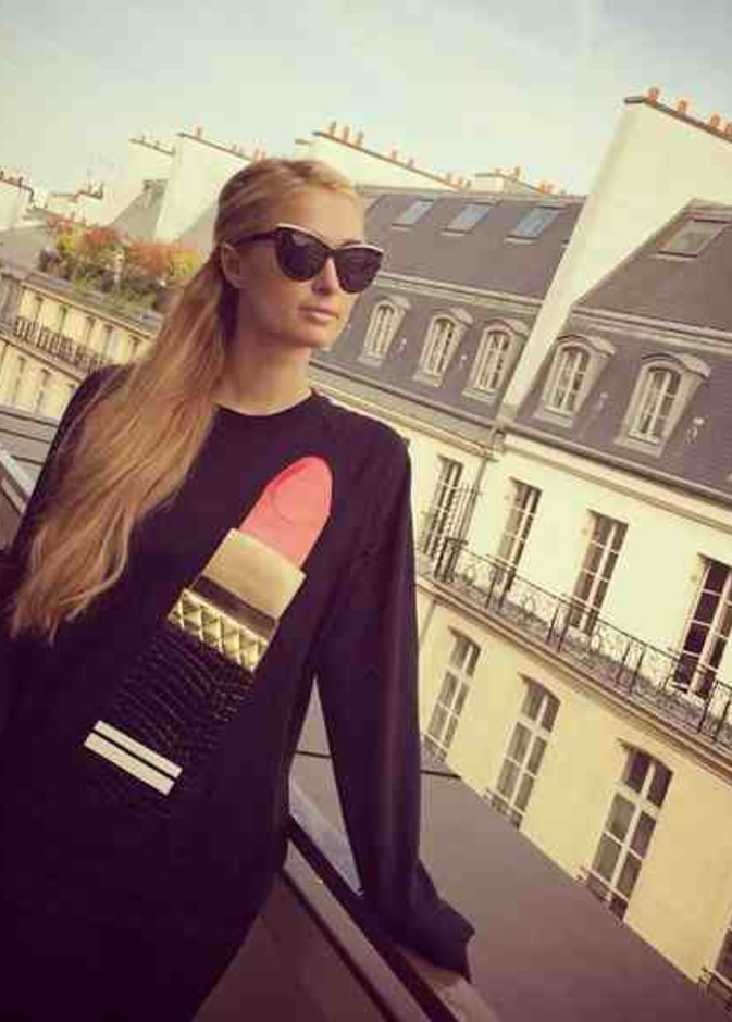 أطول أحمر شفاه على بلوزة باريس هيلتون