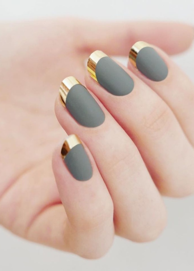 أظافر تندمج بين الذهبي وألوان المات‏