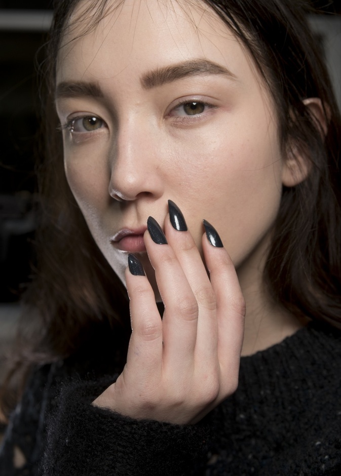 أظافر طويلة حدة بمناكير غامق في عرض فيفيان ويستوود A. Khrontaler for Vivienne Westwood