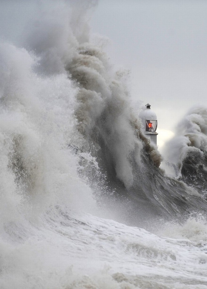 أعاصير و عواصف تضرب عدة ولايات أمريكية